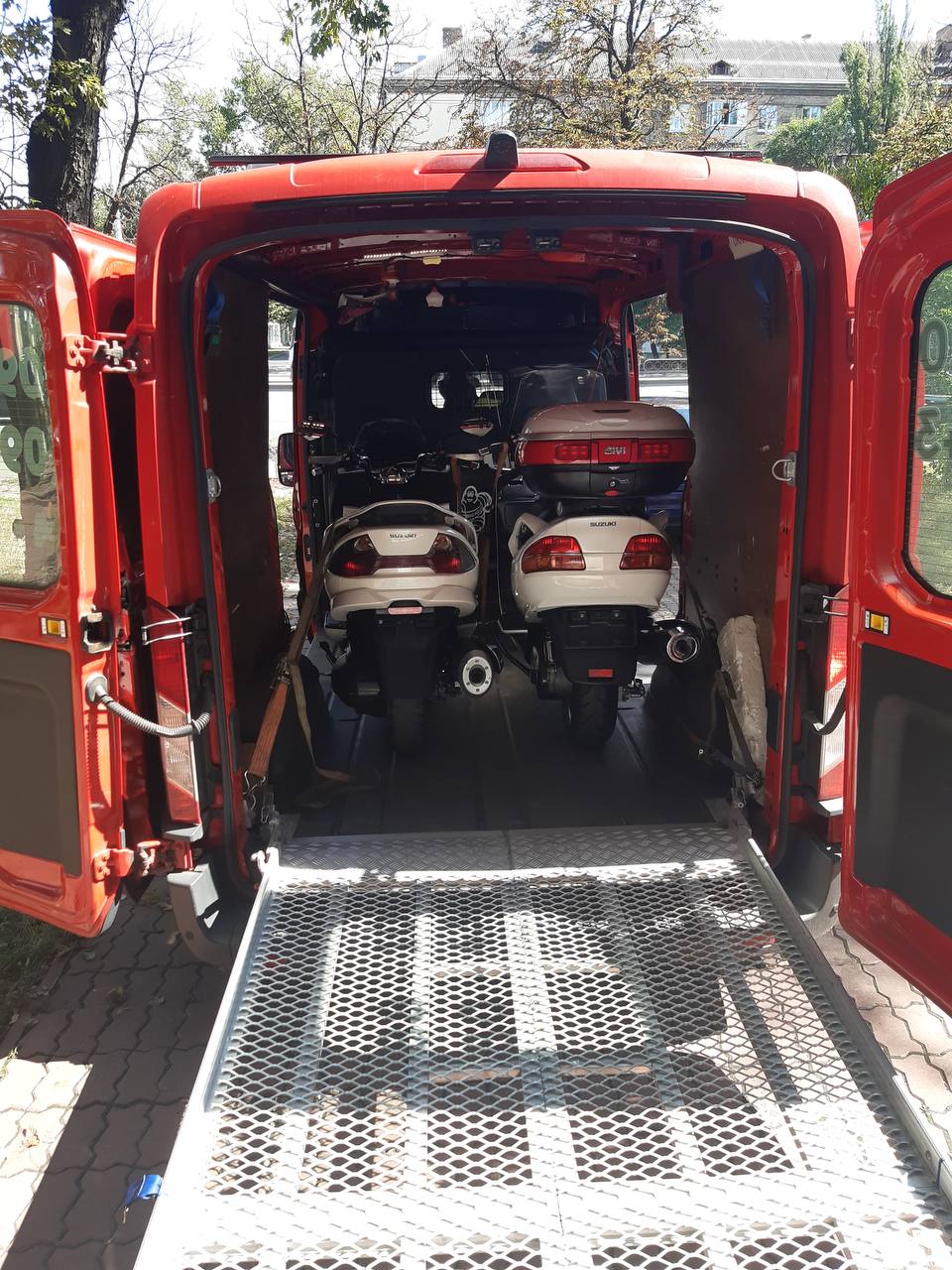 Скутери Suzuki Burgman — комфортні транспортні засоби. Видно автоматичну трансмісію, просторе сидіння та багажник.